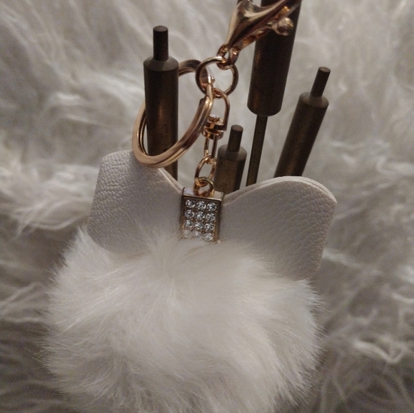 SOLDOUT" NWOT FAUX FUR BALL - Picture 4 of 4